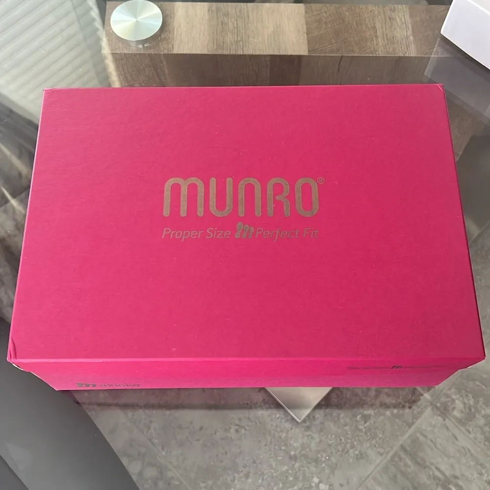 Munro Finnley Water Resistant Booties in Black, Size 8.5 New in Box - Image 12