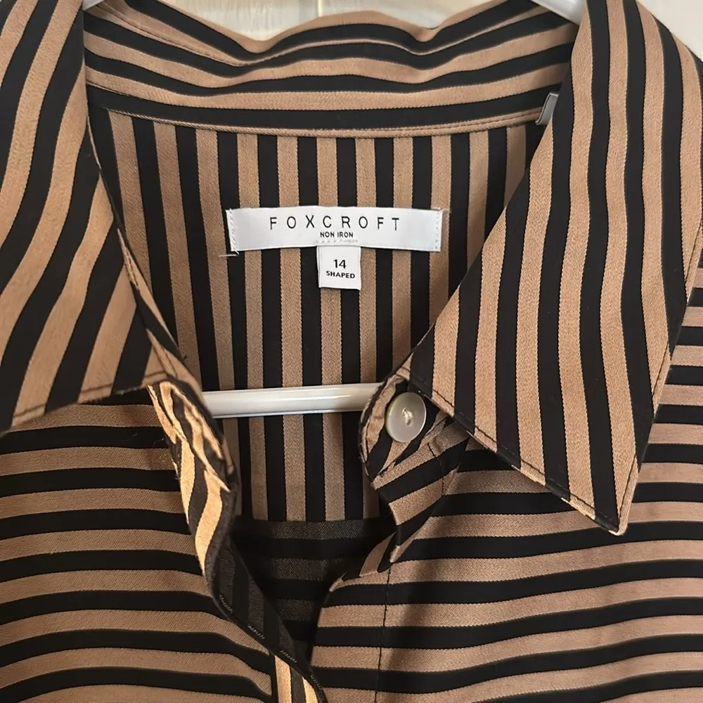 FOXCROFT black & tan long sleeve tunic blouse with collar, NWOT
SZ 14 - Image 3