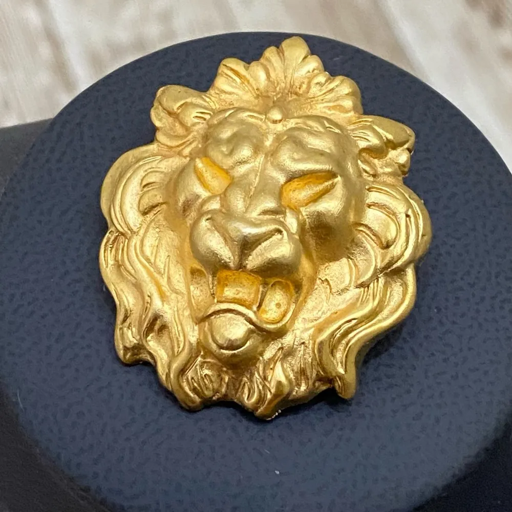 Vintage Gold tone Lion Head Brooch - Image 5