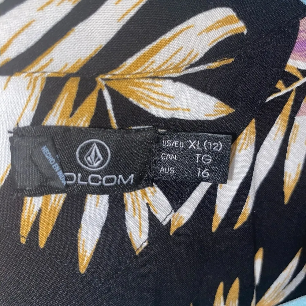 Volcom Gen wow Tropical Floral Black Button-Up Women's Top Hawaiian shirt resort - Image 5