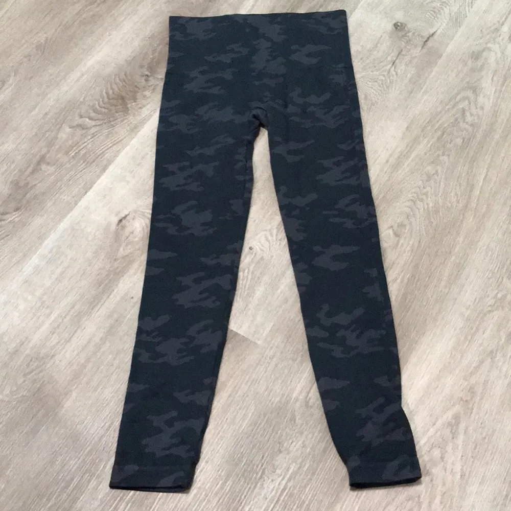 Spanx Seamless Leggings Camo Print Black Green - Image 5