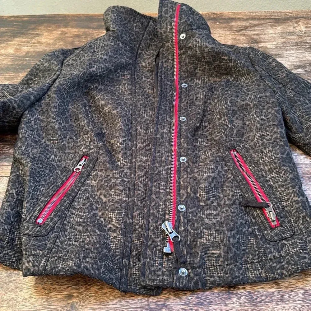 Free People Leopard animal print Cropped Moto Jacket size 6  Red accent zippers - Image 5