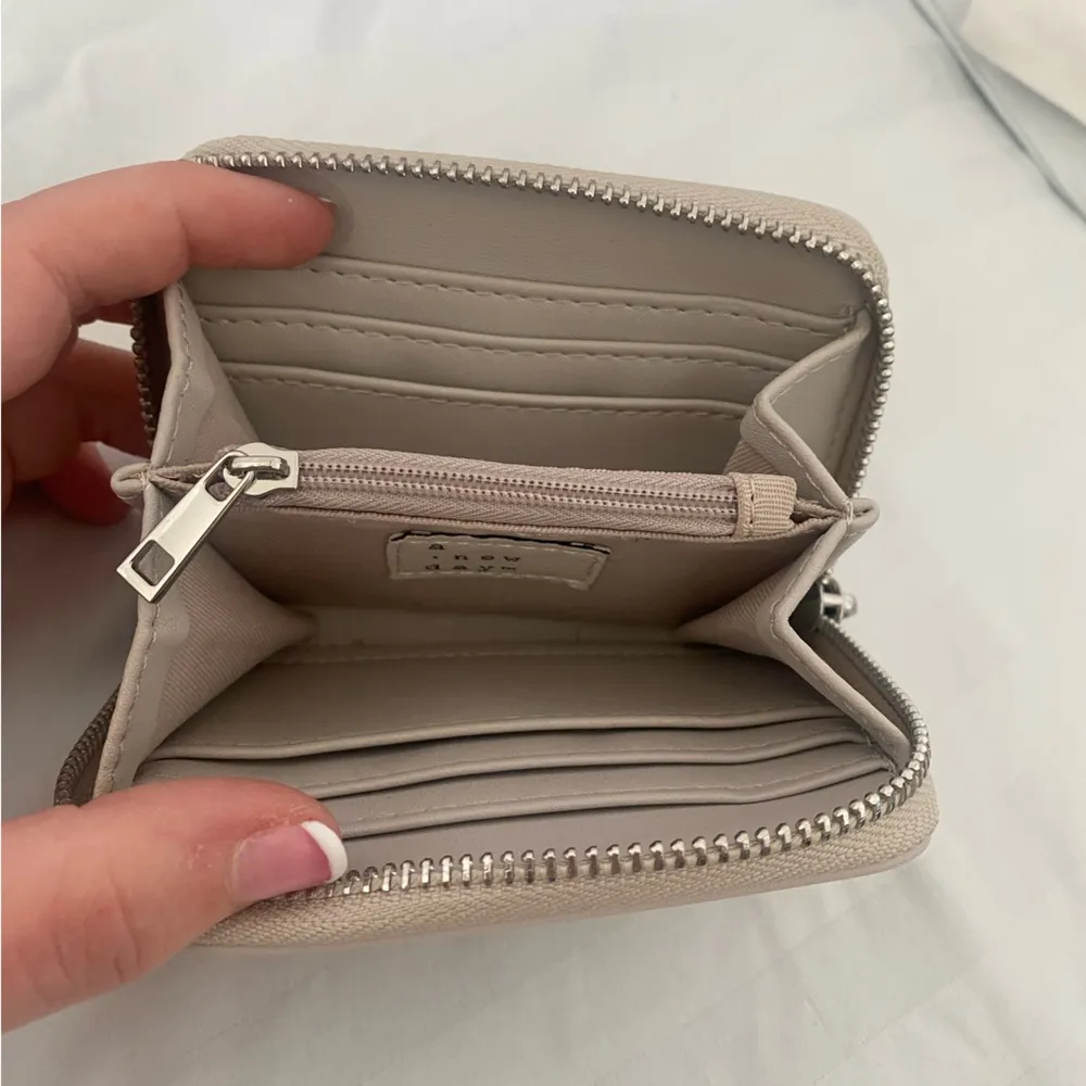A New Day Light Grey target wallet - Image 2