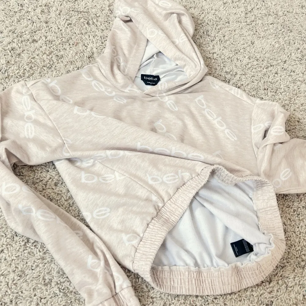 Bebe cropped hooded logo long sleeve sweatshirt pullover white cream medium - Image 8