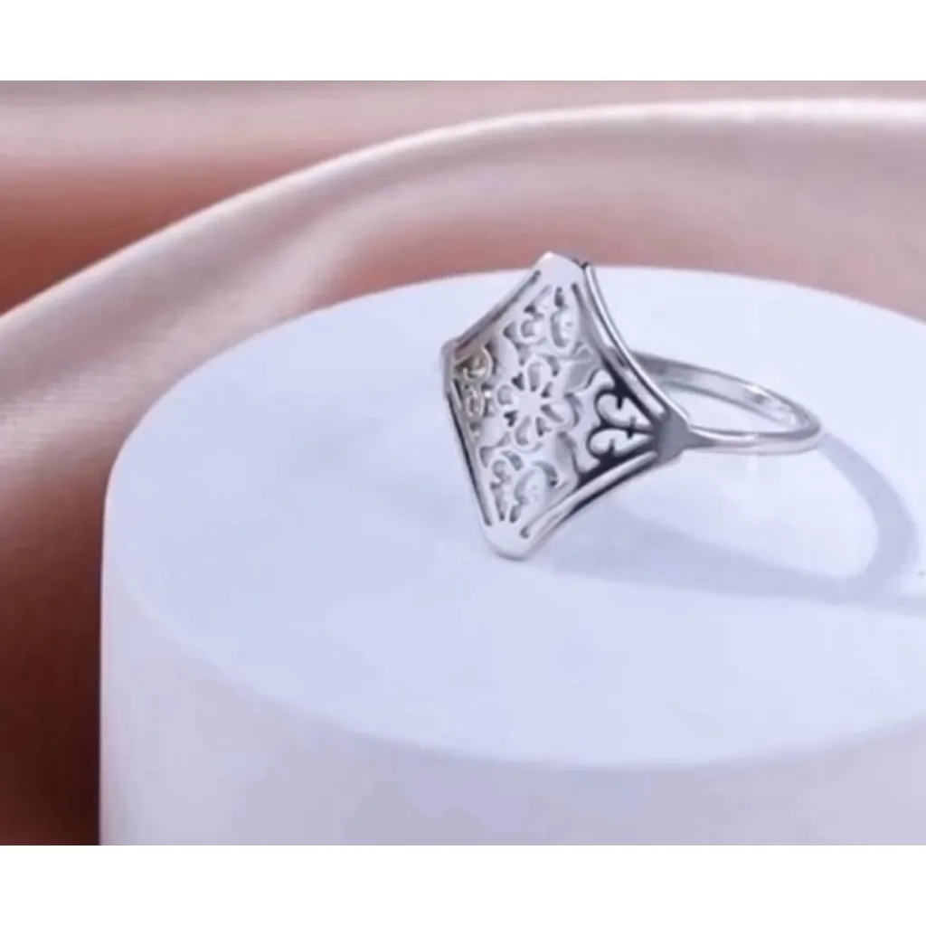 NEW 14k White Gold-Plated 316L Cut Out Filigree Hollow Flower Ring,‎ Size 7 - Image 4