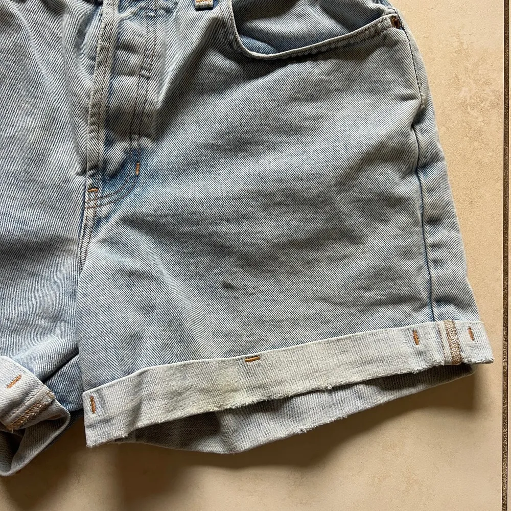 Vintage GAP Women's High Waisted Cuff Denim Jean Short Light Wash Size 10 - Image 2