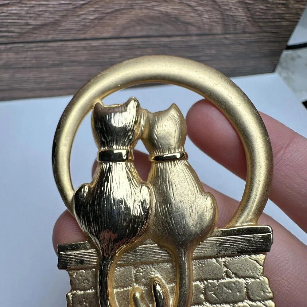 JJ Kitty Cat Couple On Brick Wall Brooch Pin Gold Tone Jonette Jewelry - Image 4