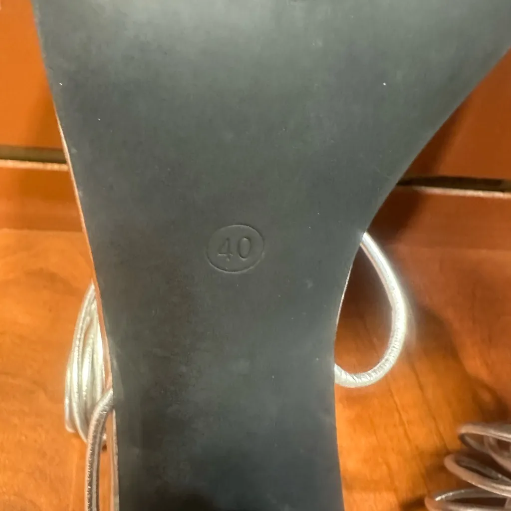 Silver Modern Heels with Sleek Design Size 9 - Image 5