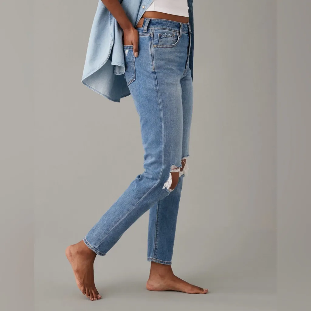 American Eagle Ripped Mom Jeans in Cool Classic Size 000 - Image 2