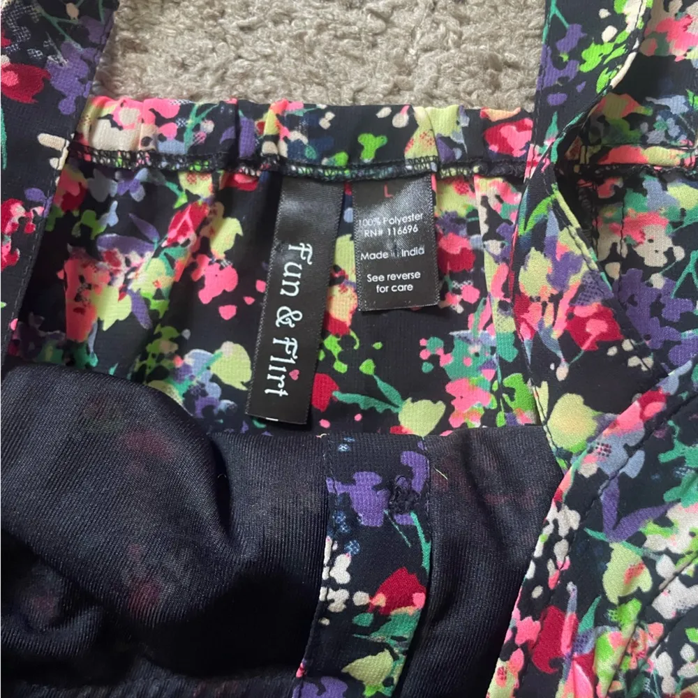 Black and rainbow floral cropped tank top size large - Image 4