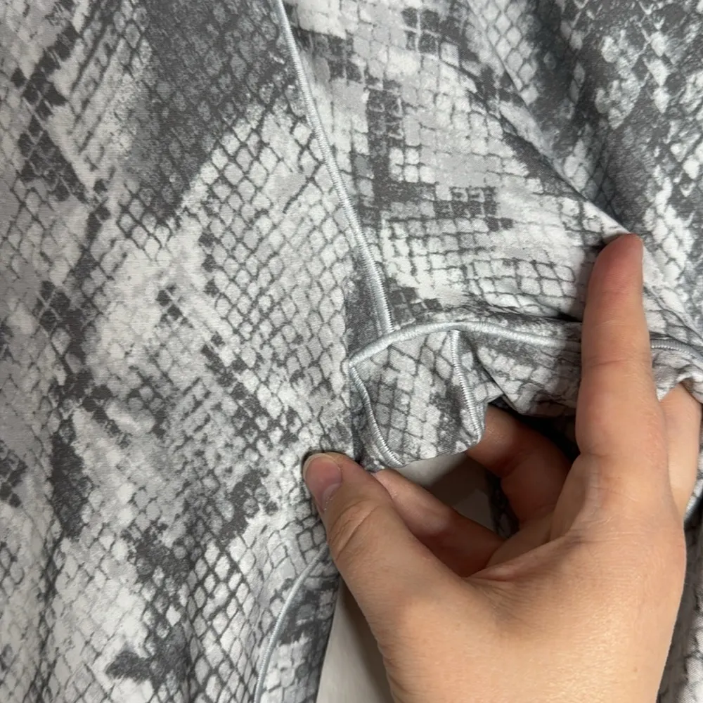 Aerie Offline Real Me Crossover 7/8 Leggings High Rise Gray Snake Print size XL - Image 7