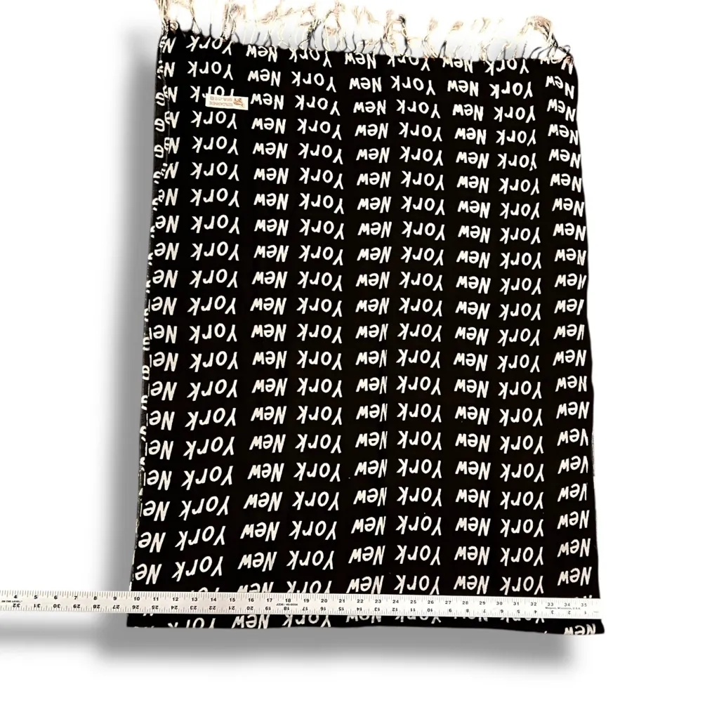 100% CASHMERE Black/White Repeating “New York” Scarf Shawl Fringe Soft EUC A - Image 6