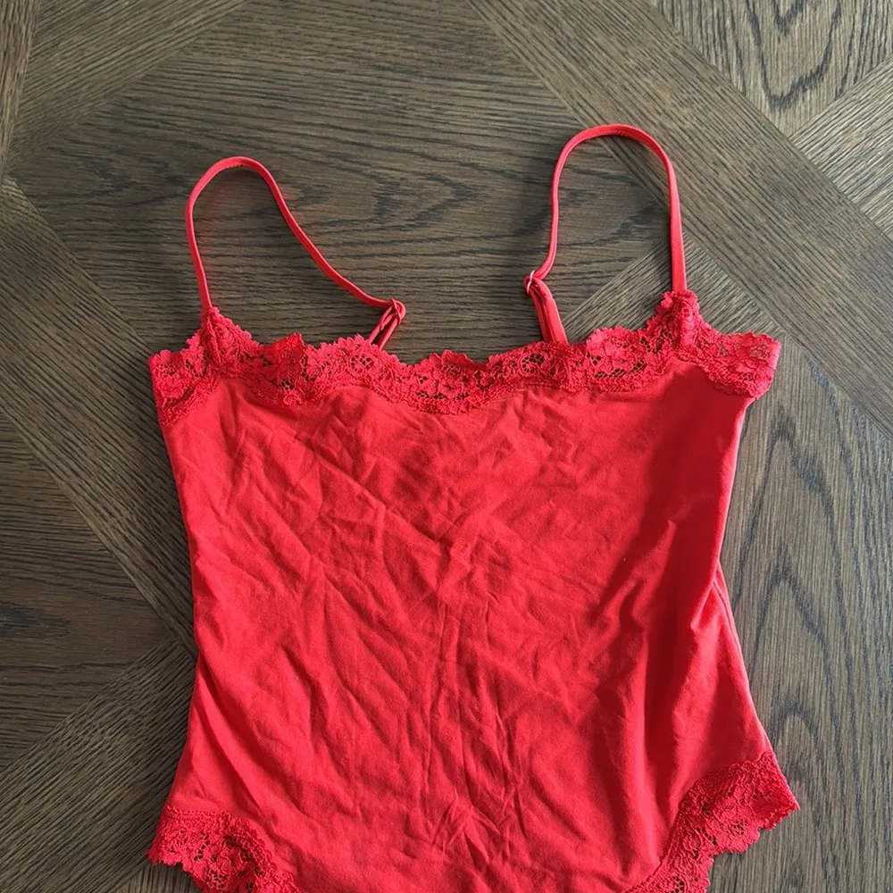 SKIMS FETS EVERYBODY LACE CAMI BODYSUIT, X-Small, LIMITED EDITION CAYENNE,$64 - Image 8