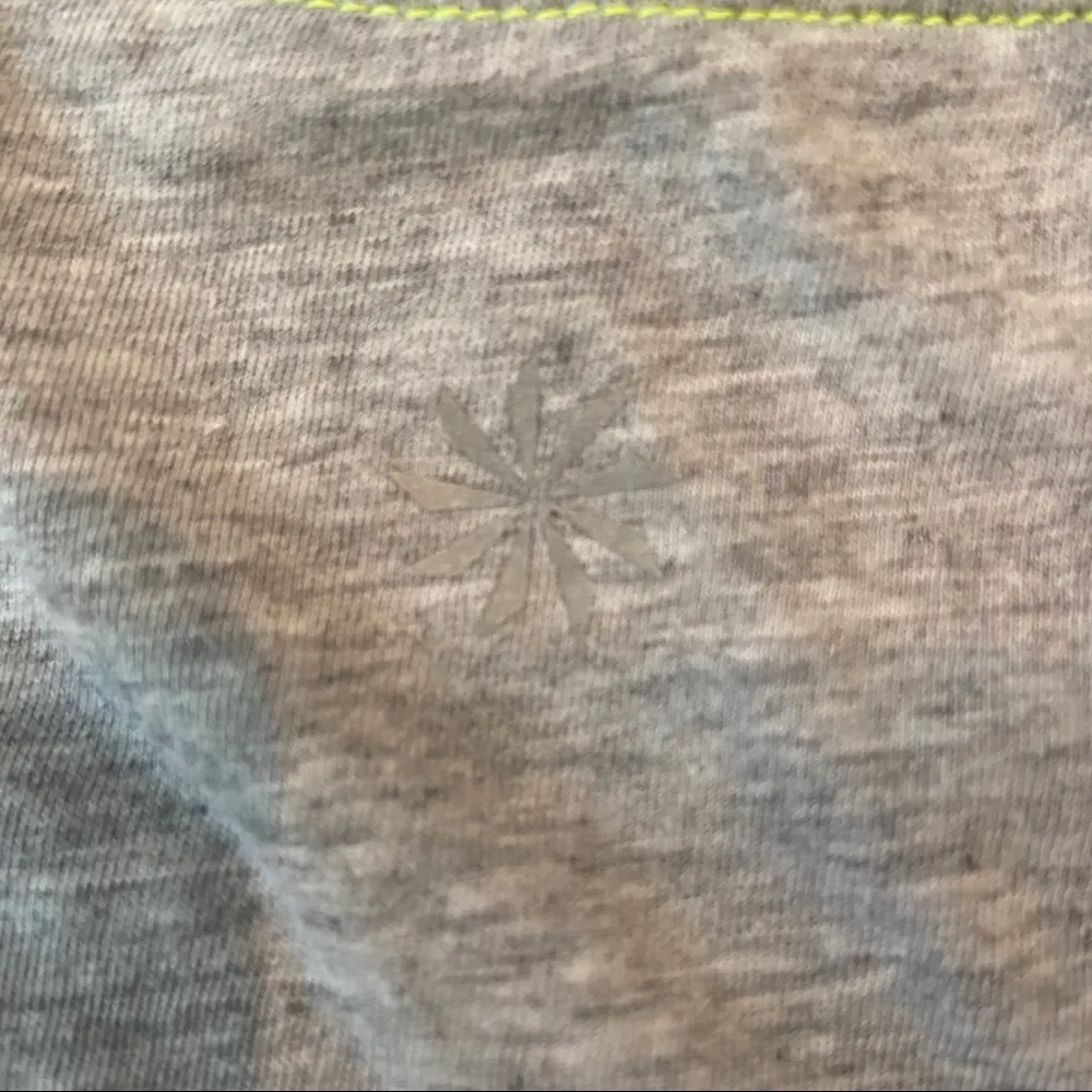 Athleta Challenger Gray Heathered Tee Shirt.  Size Small. EUC - Image 3