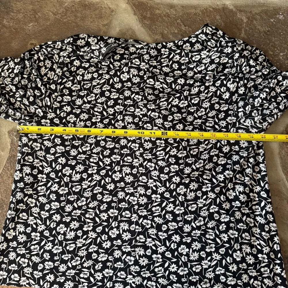 Black and White Floral Dress knee length stretchy round neck short sleeve - Image 4