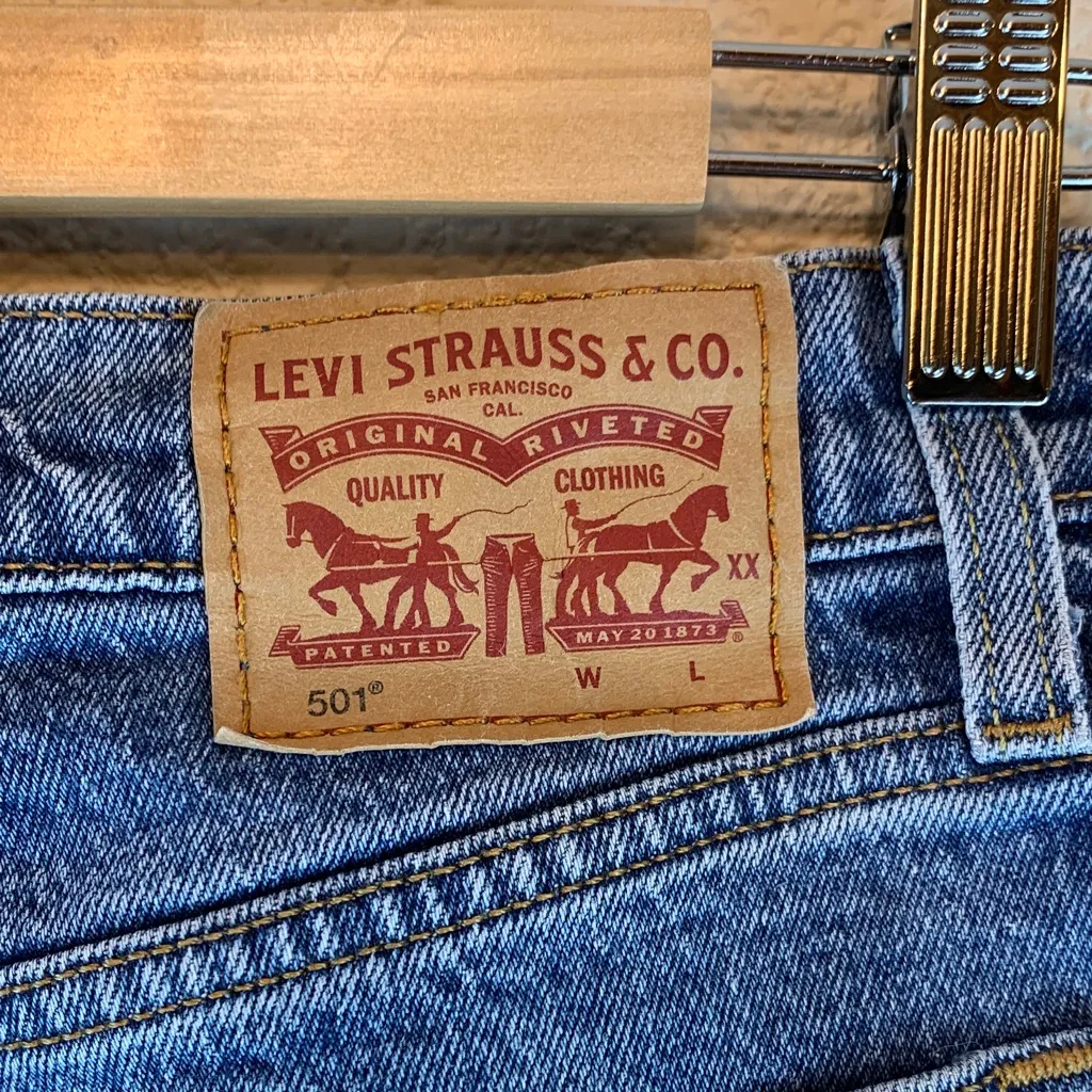 Levi’s women’s 501 jeans sz 32 straight high rise medium wash button fly casual - Image 4