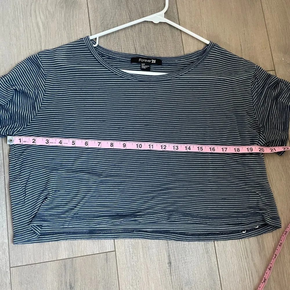 Forever 21 Striped navy blue crop top shirt tshirt - Image 4