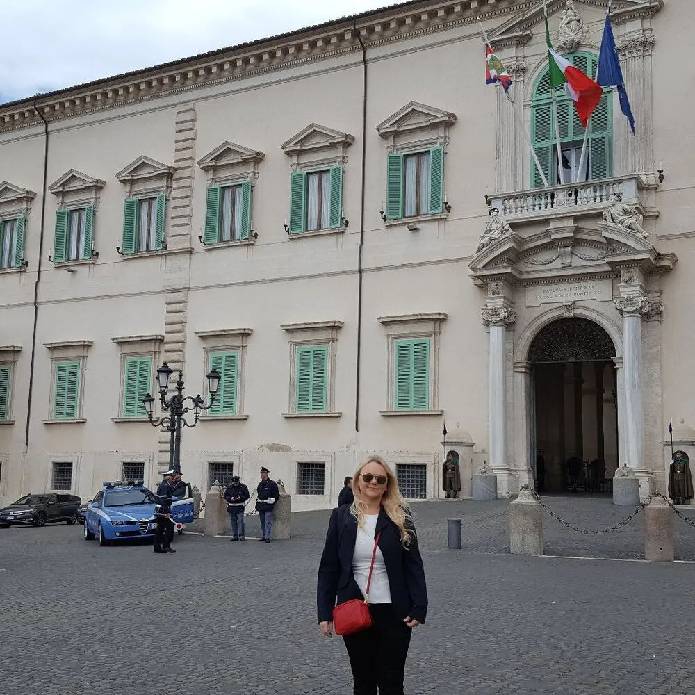 Red crossbody camera bag from Italy, faux leather - Image 14