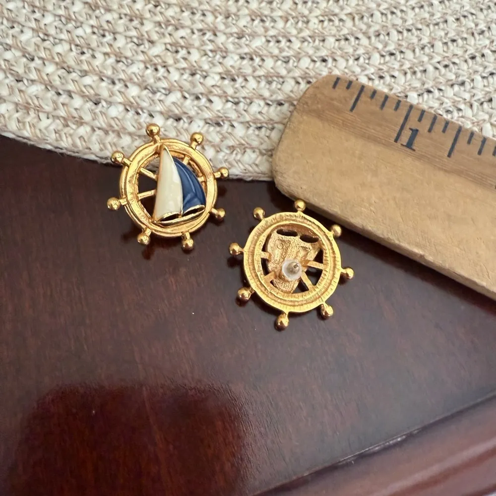 Vintage Avon Pierced Earrings - Image 3