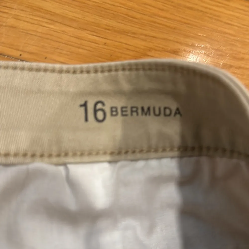 a.n.a women’s beige Bermuda shorts size 16 . - Image 7