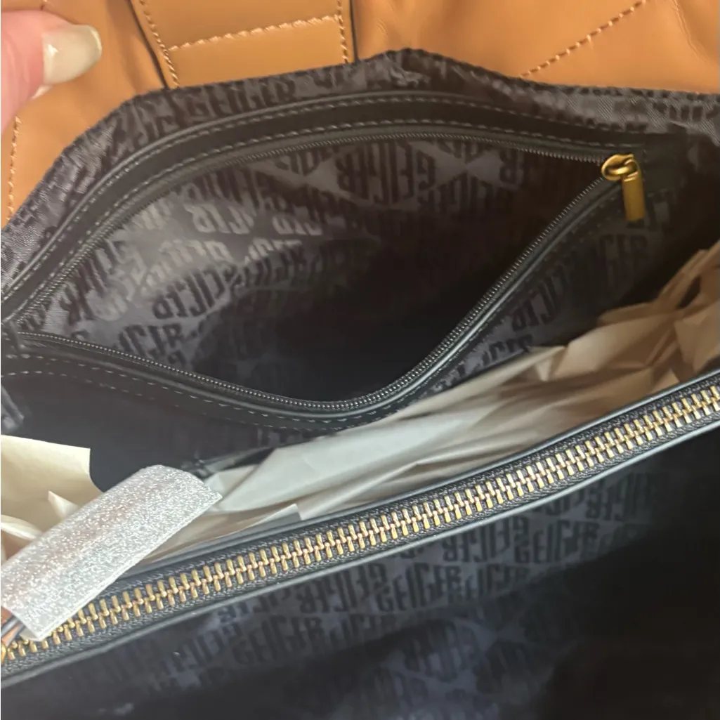 Authentic KURT GEIGER LONDON Quilted 2 compartment magnetic closure shoulder bag - Image 8