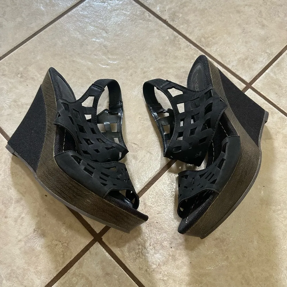 Bucco Serenas Wedge Sandal Black 9 Laser Cut Straw Heel Platform - Image 4