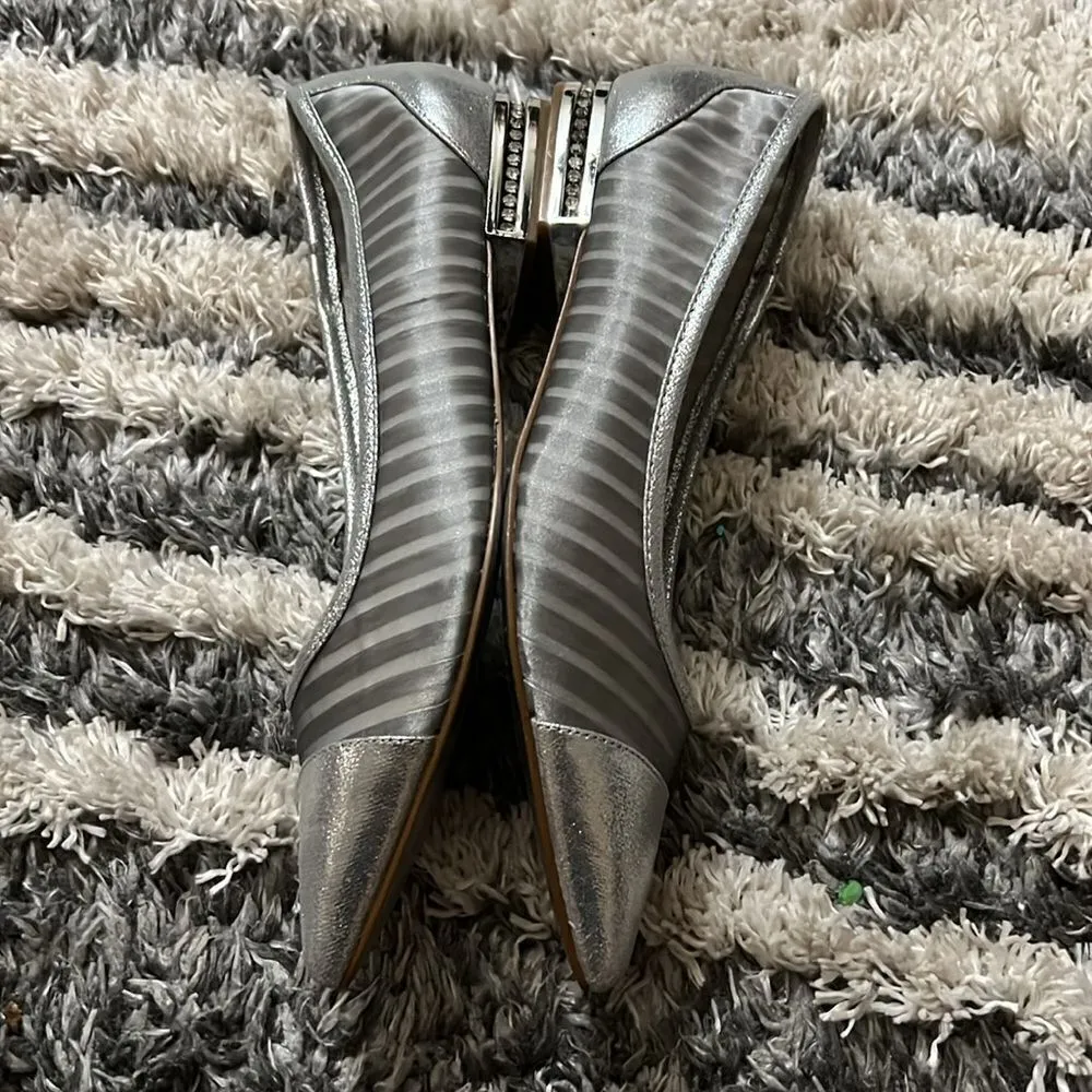Adriana Papell silver gray pointed toe flats size 6M - Image 4
