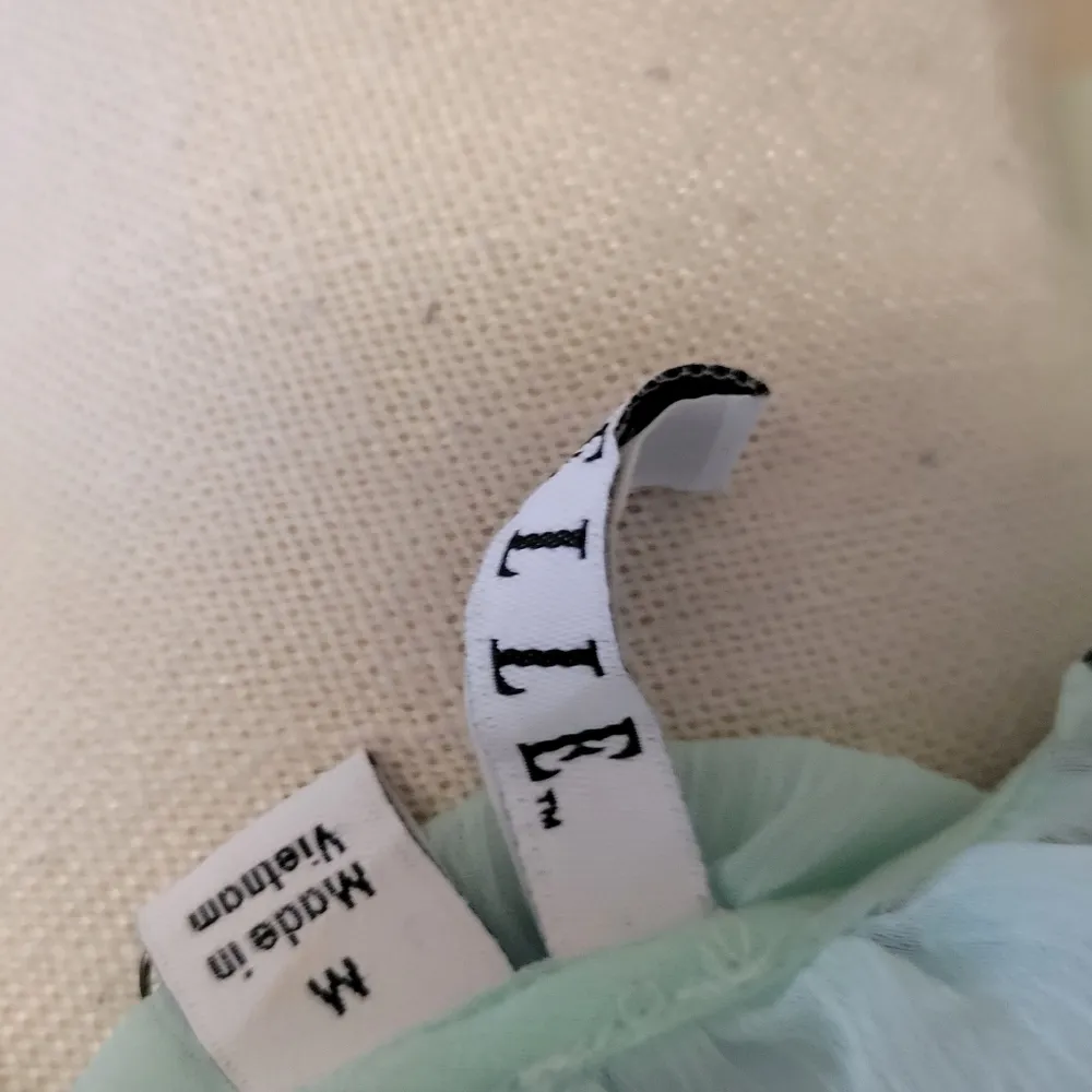 Elle mint star blouse size medium - Image 7