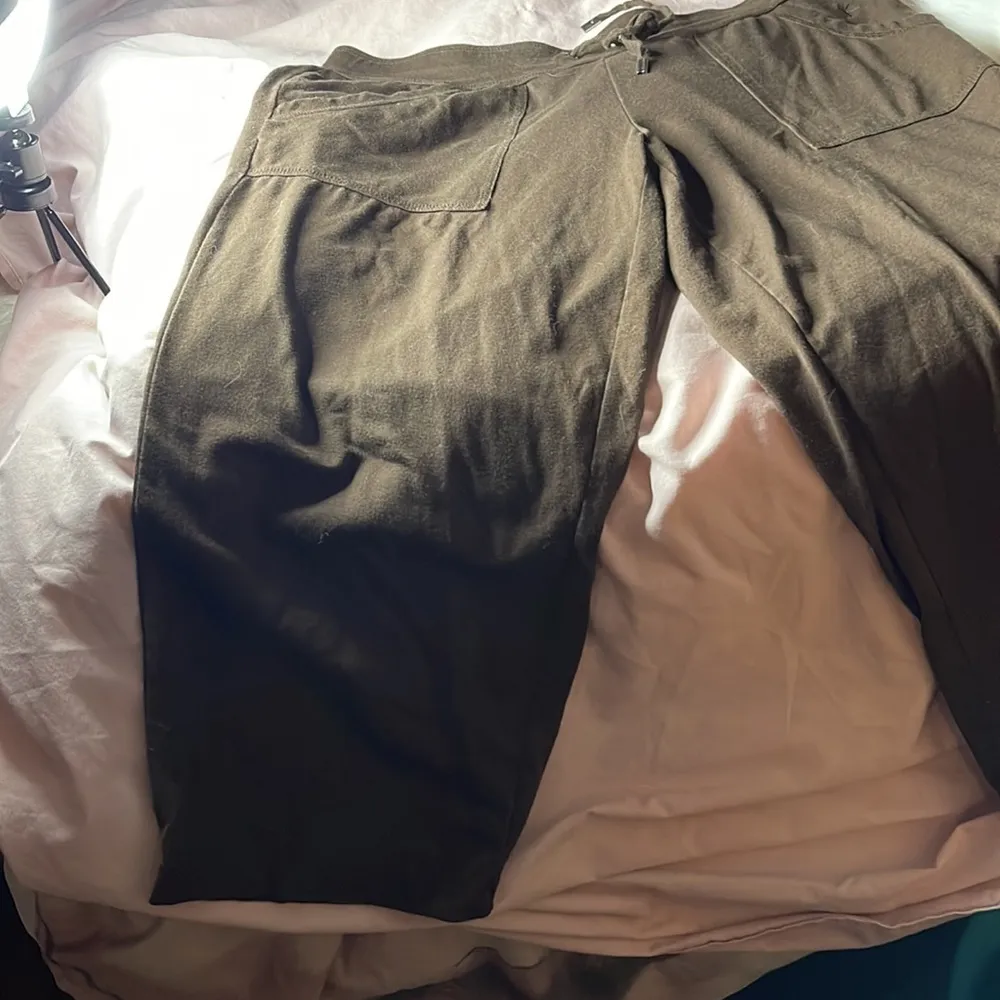 Danskin now  soft comfy capri pants brown size medium - Image 2