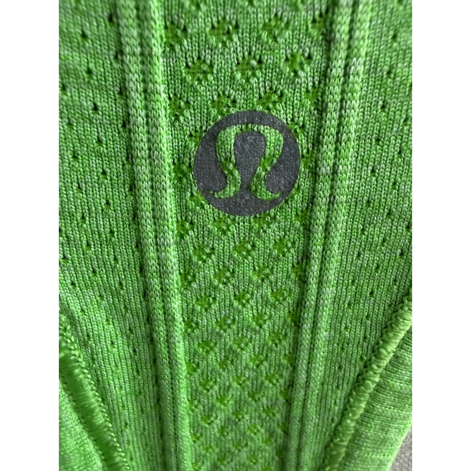 Lululemon swiftly Green Racerback Tank Top Women's Size 6 Seamless Athletic - Image 4