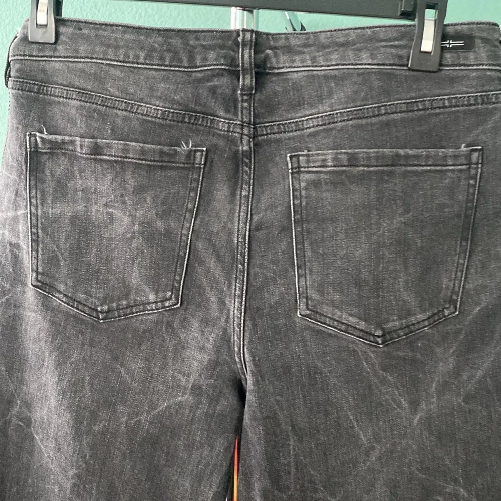 Liverpool Los Angeles Stretchy Raw Hem Rhinestone Faded Black Women Crop Jeans - Image 3