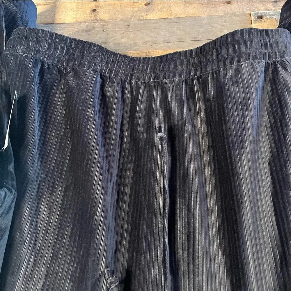 No Boundaries Black Velour Cropped‎ Pullover Size XXXL - Image 4