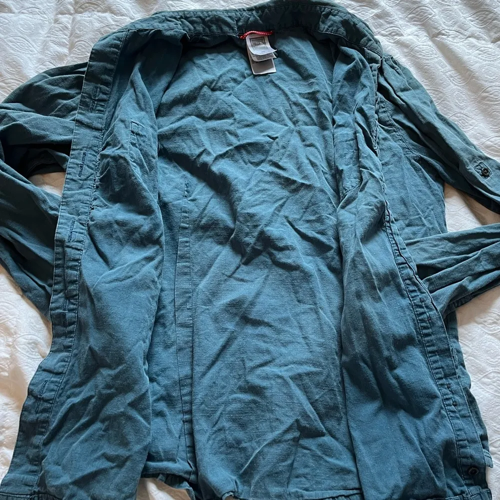 Women’s North Face button down travel shirt - Image 3