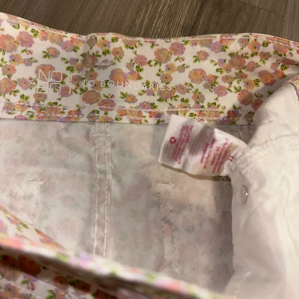 NEW No Boundaries Floral Stretch Mid Rise Classic Cut Button Up Women' Shorts 11 - Image 5