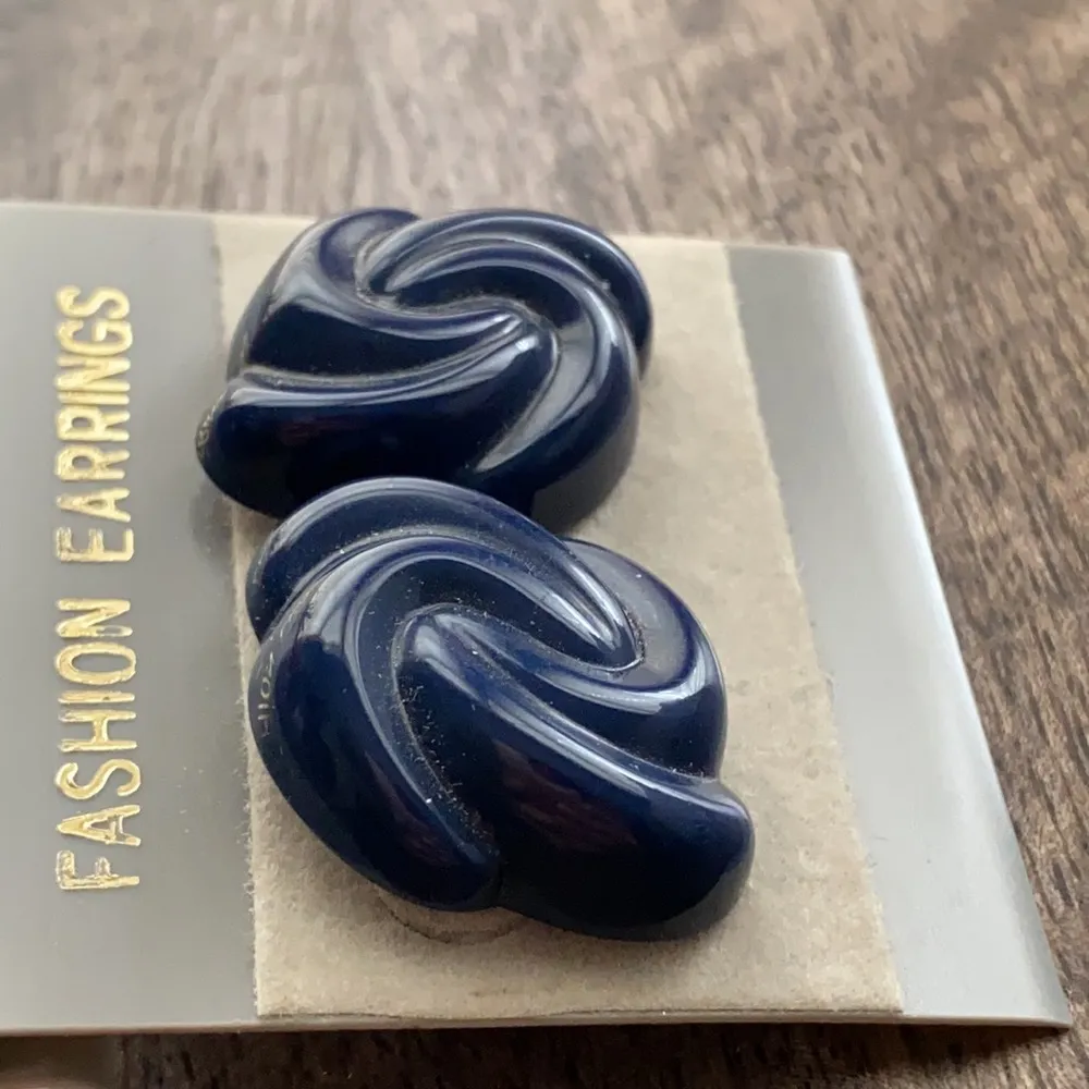 Vintage 80’s pierced knot studded earrings Lucite Navy Blue Hong Kong New - Image 3