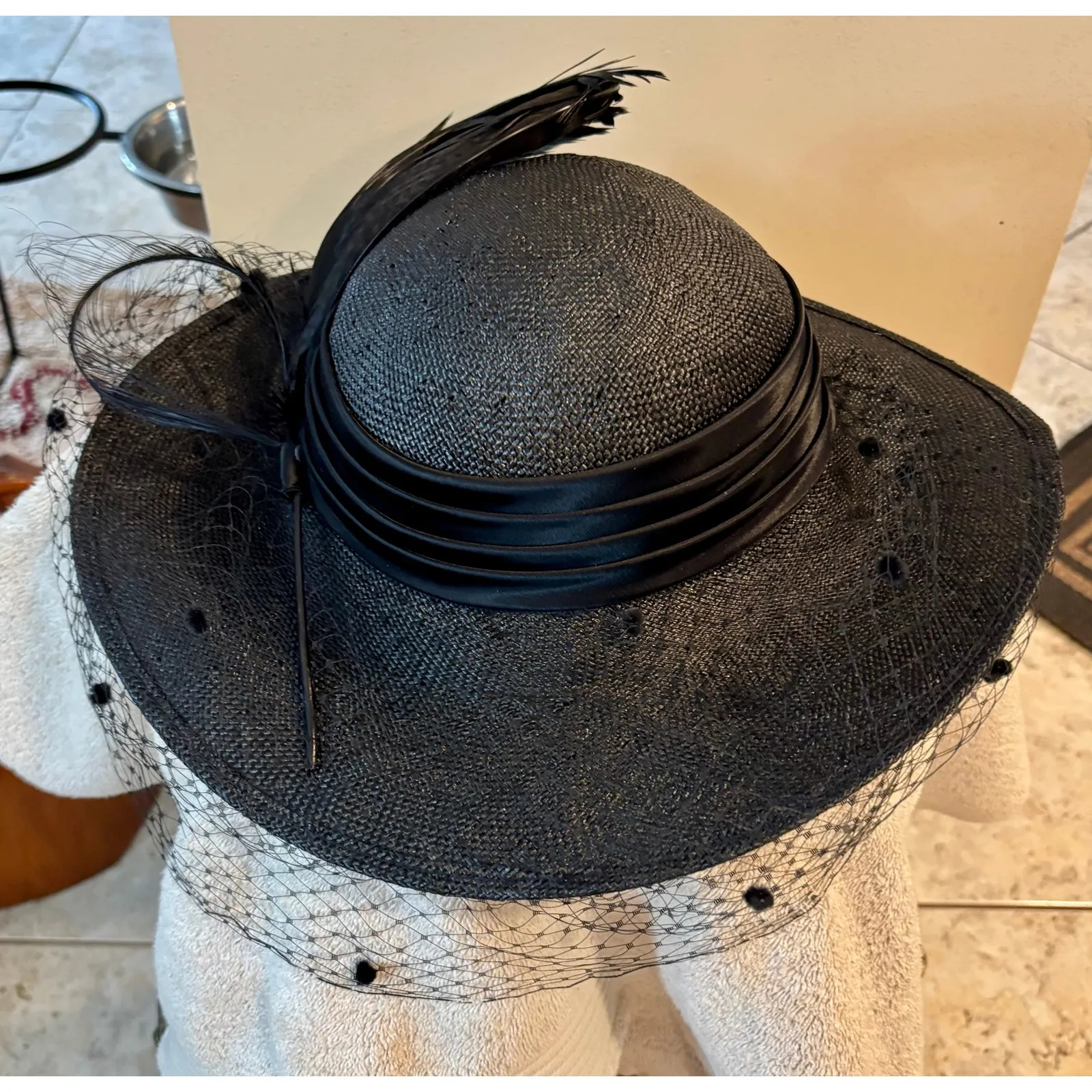 Vintage Accessory Lady Black Straw Hat Veil Feather Detail Wide Brim 13.5" - Image 2