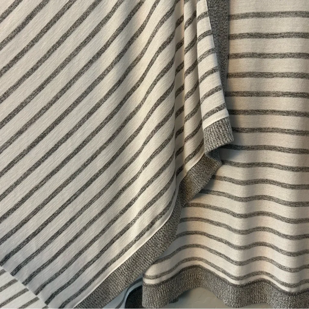 ⭐️Banana Republic factory gray and white open shawl sweater one size - Image 8