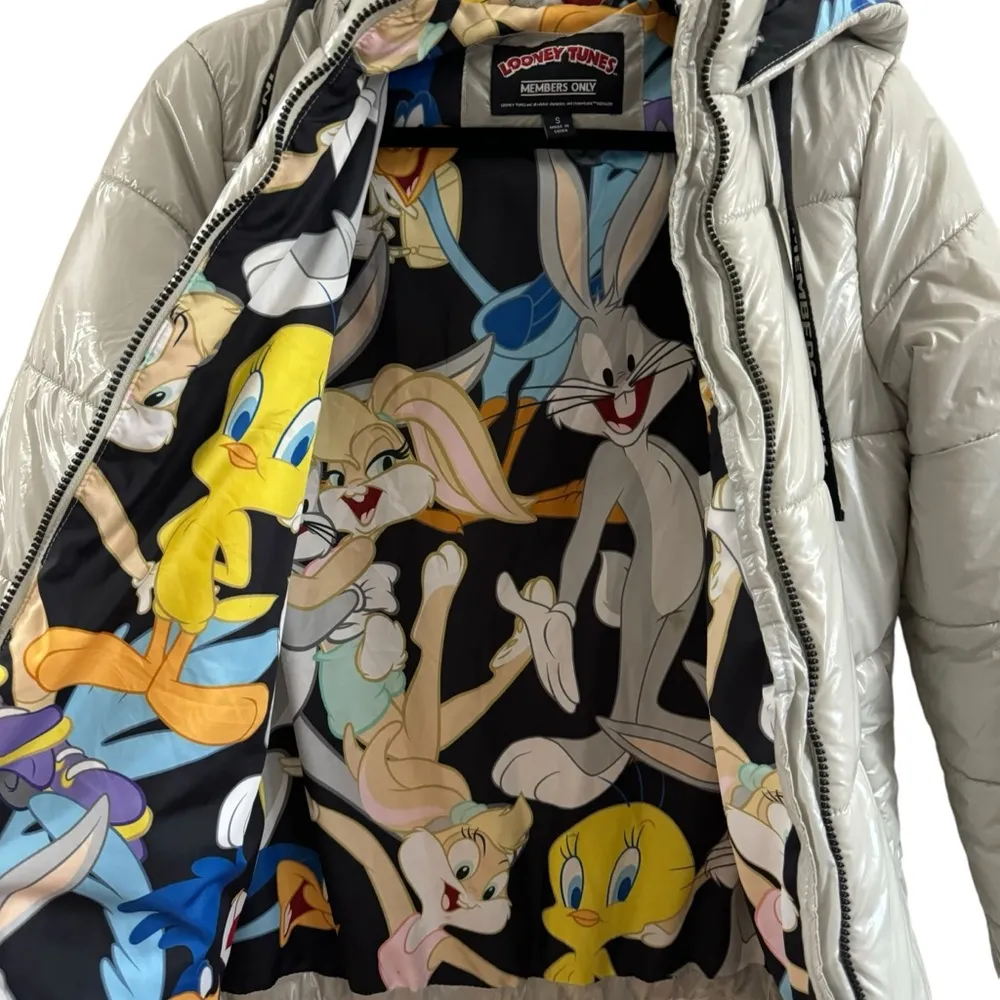 Members Only Silver Hi-Shine Looney Tunes Print Lining Quilted Puffer Jacket - Image 8