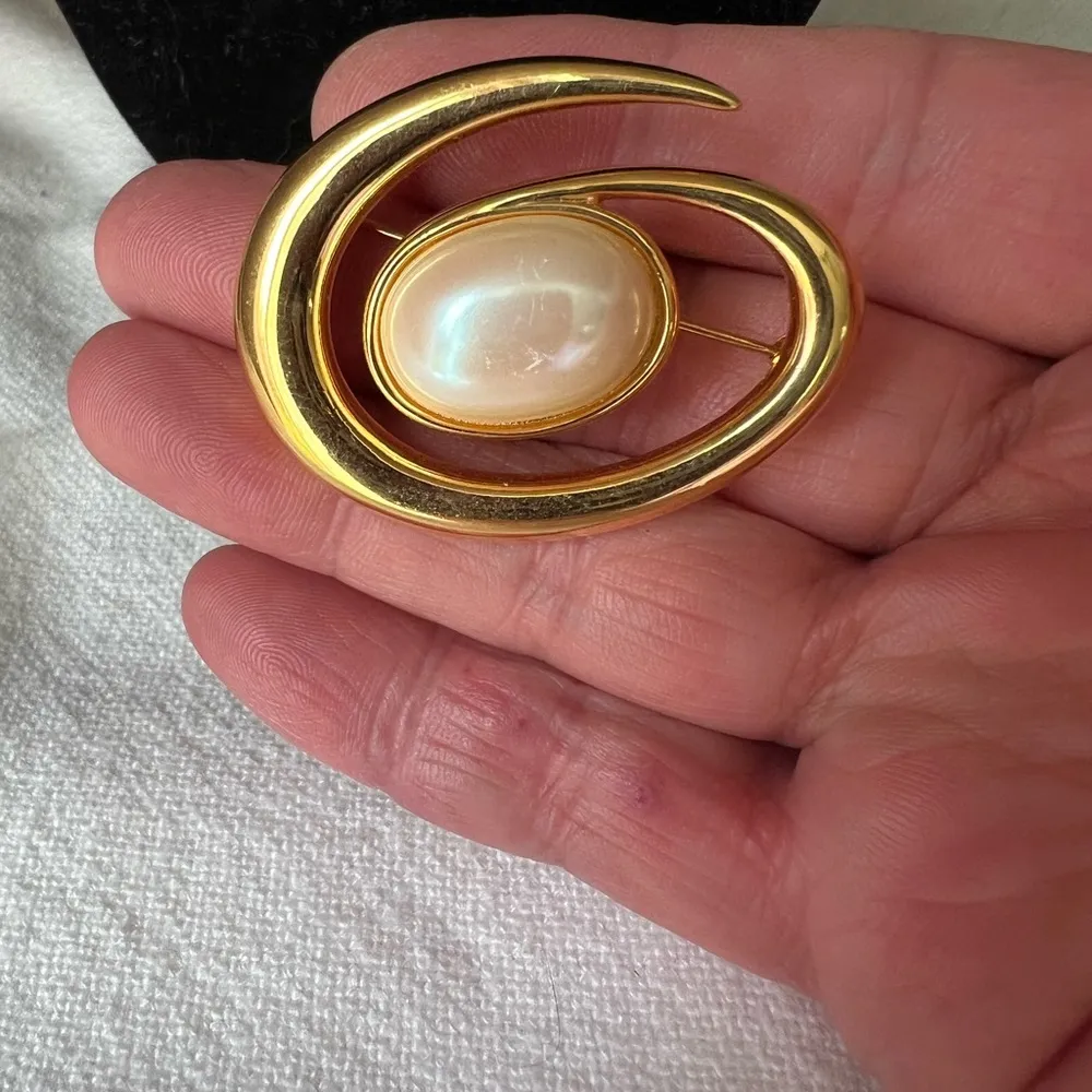 Vintage MONET Faux White Pearl Cabochon With Gold Tone Swirl Brooch - Image 5
