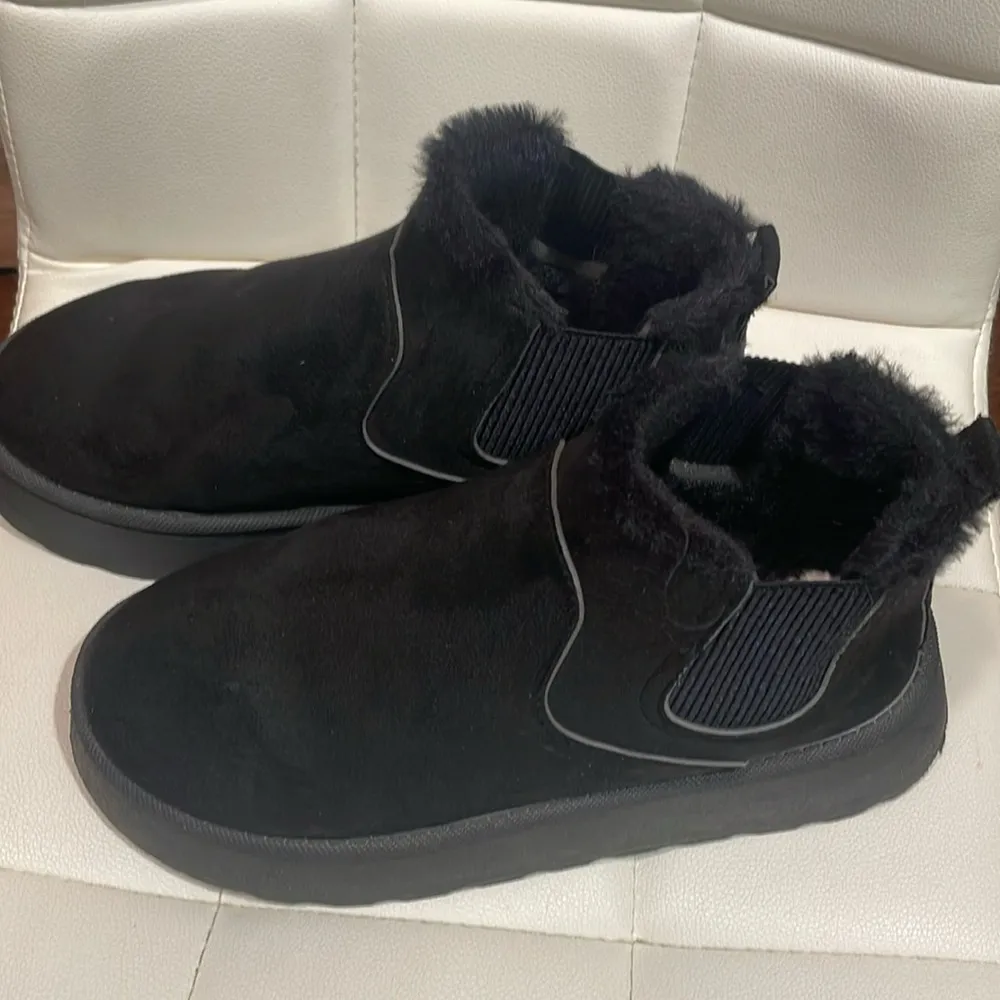 🎿🎿🎿BOGOHO🎿🎿🎿Sherpa Lined Black Suede Booties Size 9.5 - Image 3