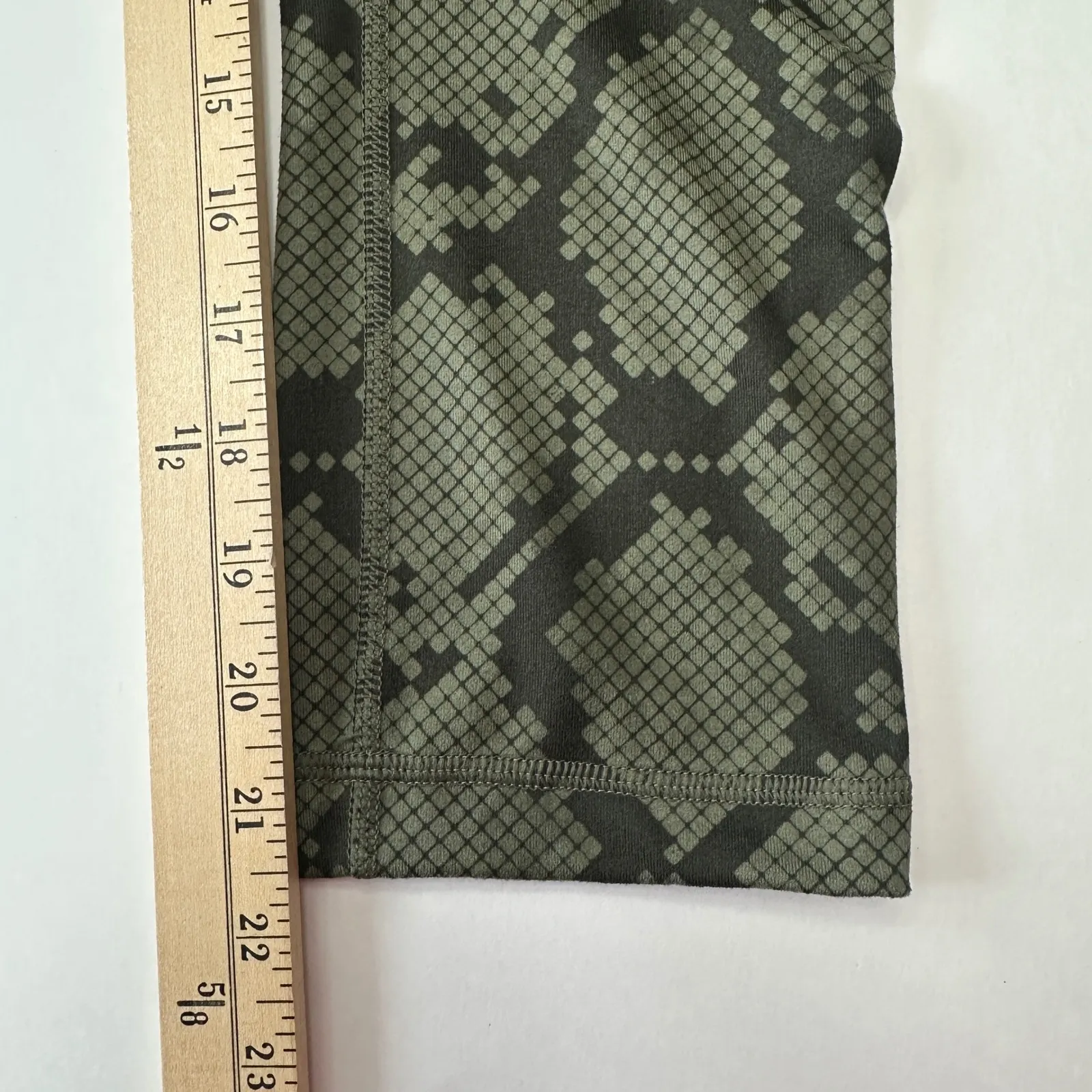 Lululemon Ziggy Snake Fatigue Green Army Gator‎ Crop Leggings Women's Size 6 - Image 10