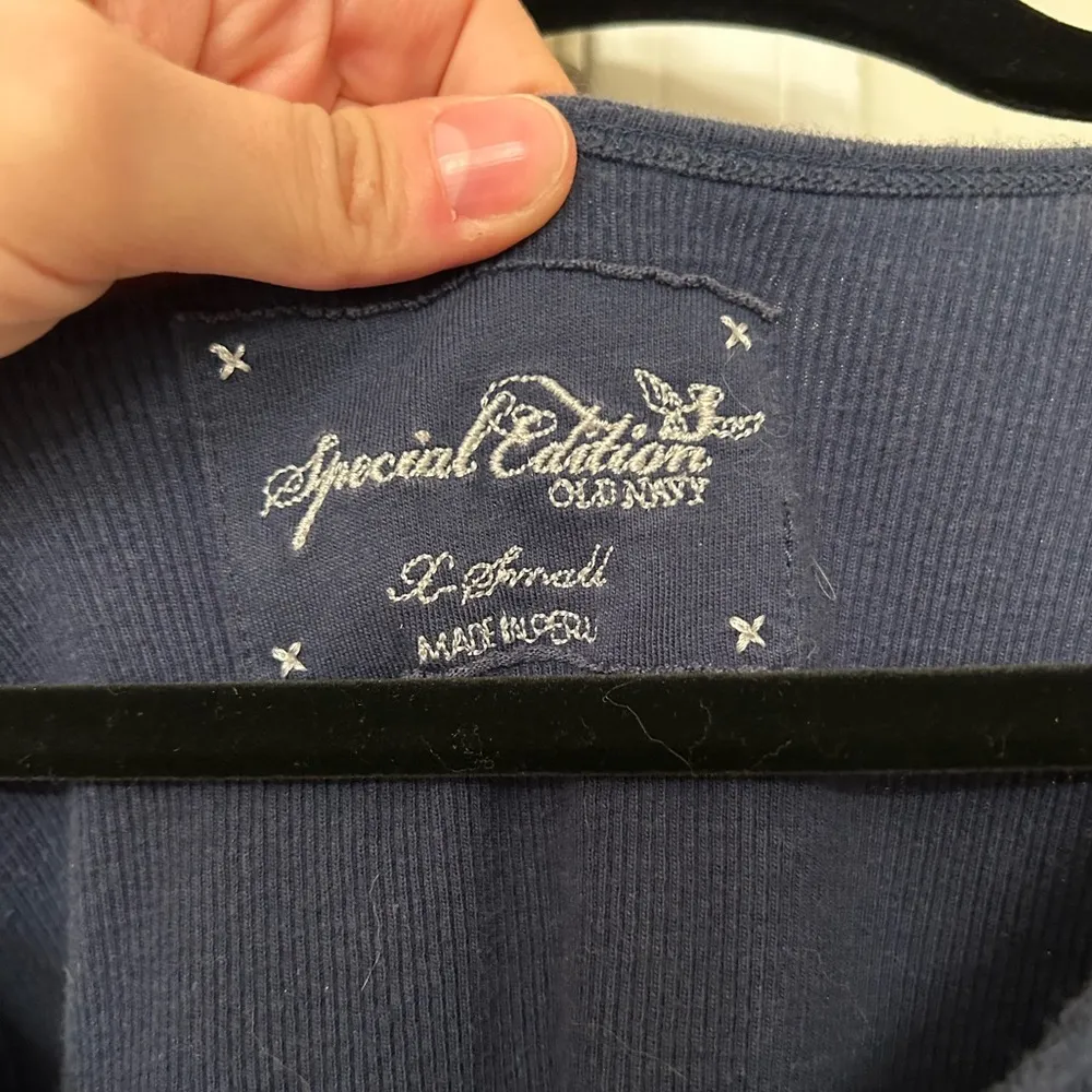 Special edition old navy graphic tank top - Image 3