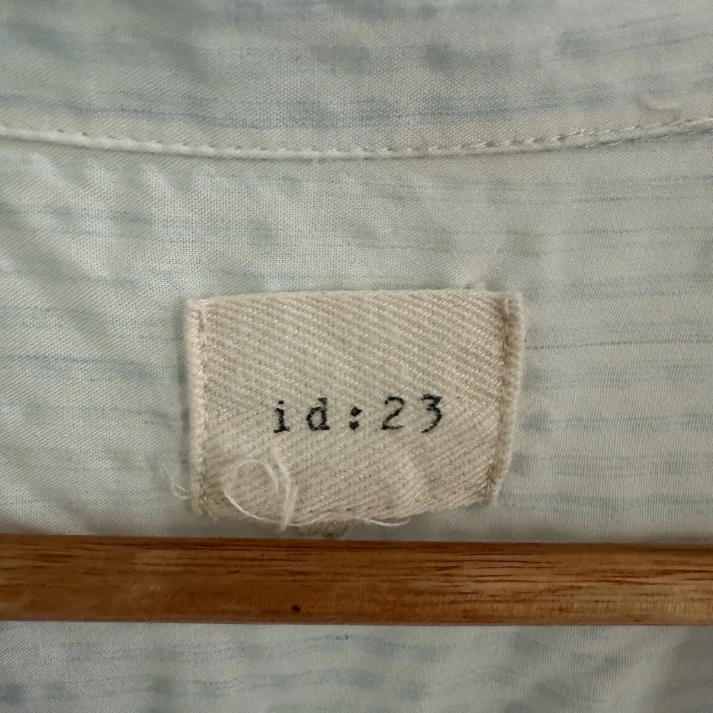 Id:23 White & Blue Short Sleeve Button - Image 3