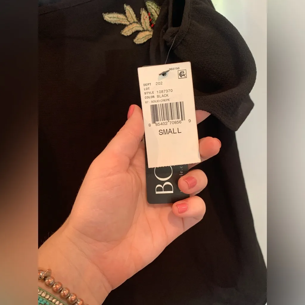 NWT BCG FLORAL COLD SHOULDER BLOUSE - Image 4