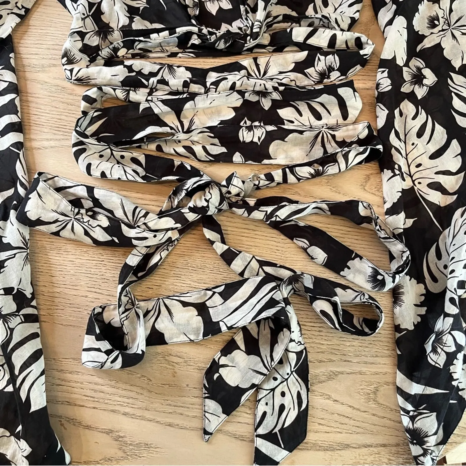 Miguelina Alva Bell Sleeve Cropped Top with Wrap Around Ties Floral Linen Size S Black - Image 5