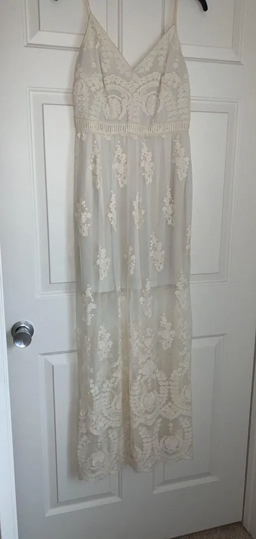 Beautiful White Lace Maxi Dress - Image 3