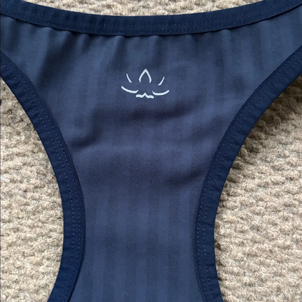 Like New Beyond Yoga Work It Over Long Line Sports Bra Navy Stripe XL Retail $70 - Image 11