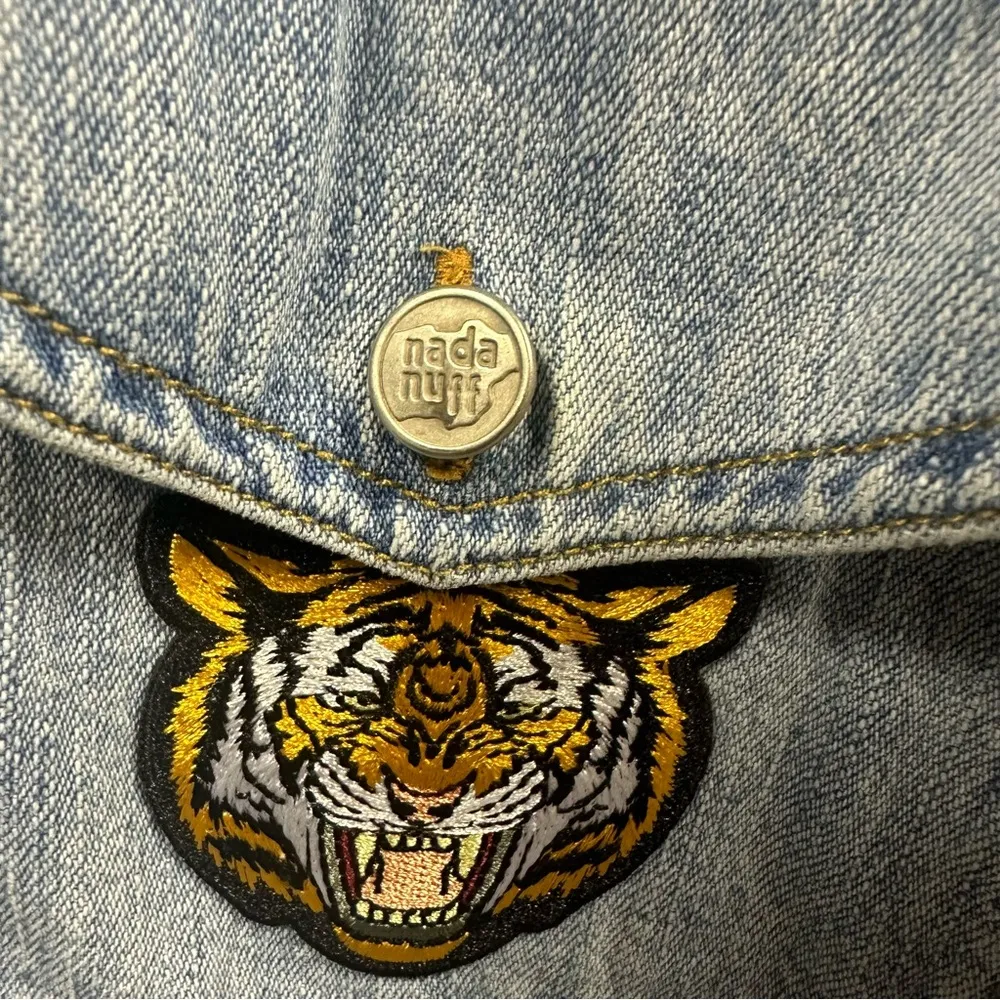 Y2K Nada Nuff Contempo Patch Zip Up Long Sleeve Jean Shirt Jacket Medium Blue - Image 9