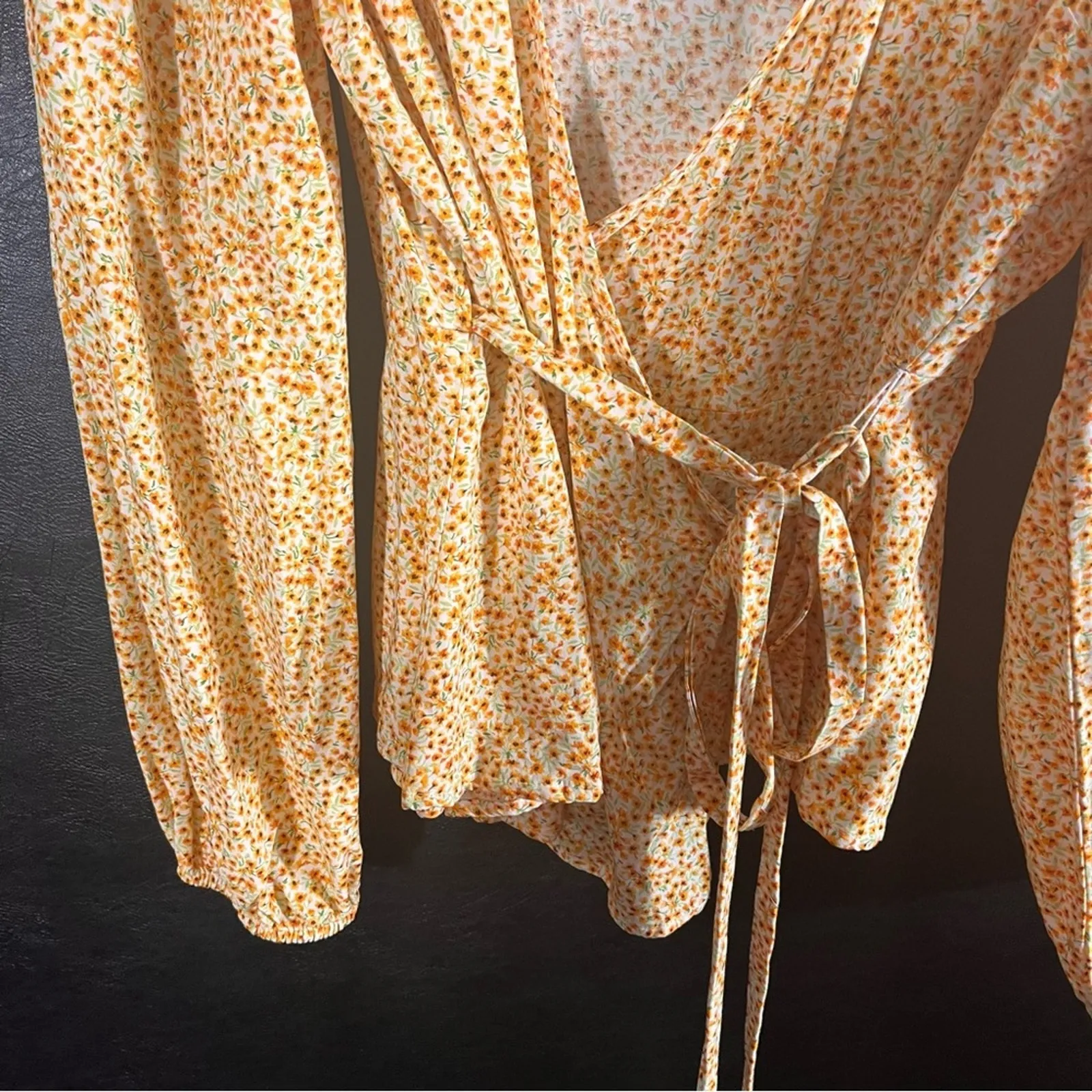 Old Navy Orange Floral Wrap Top‎ Size Medium - Image 5