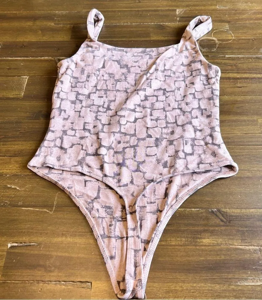 Aritzia Babton Printed Bodysuit Gray Pink Sleeveless Tank Top Square Neck M - Image 5